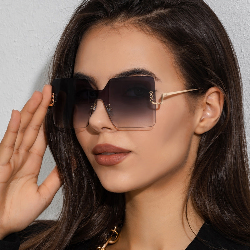 Stylish Large Frame Square Sunglasses for Men and Women – Modern and Trendy Design