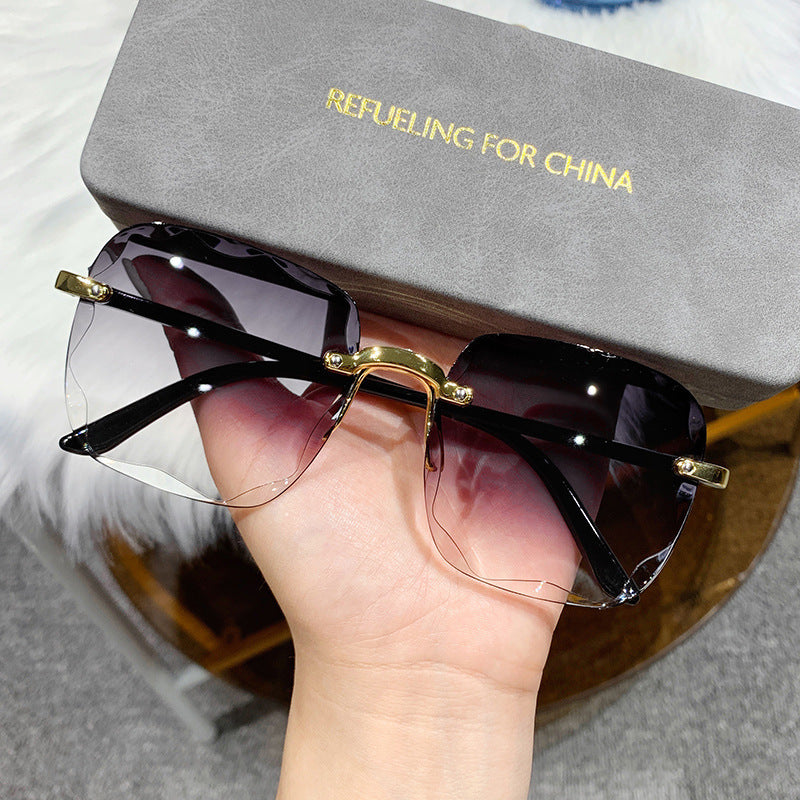 Stylish and Modern Frameless Sunglasses – Elegant Design for Women