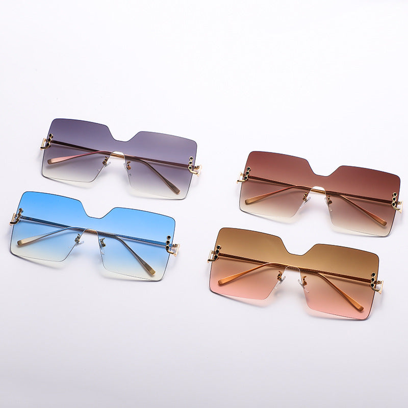 Stylish Large Frame Square Sunglasses for Men and Women – Modern and Trendy Design
